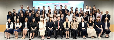 Hermes Chan (DGG) and Iris Ma (SPEO(G)) with SEO promotees