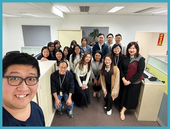 Michelle在實習期間與同事合照