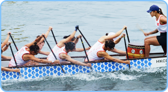 Violet前和Cristy於2024年亞洲龍舟錦標賽中全力划槳爭勝