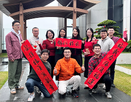 菲菲(後排左四)與港澳交流處的同事一同慶祝農曆新年