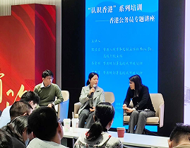 菲菲(右一)和香港規劃署兩位同事在前海的分享講座